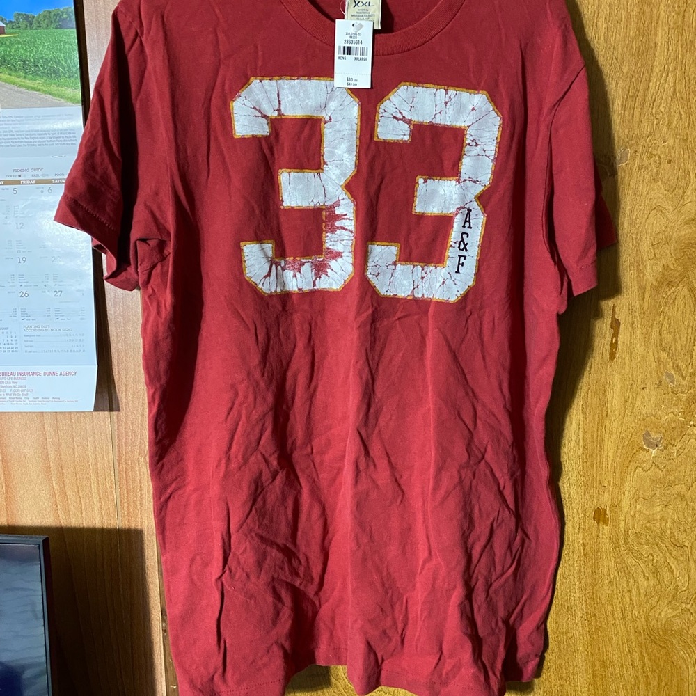 Abercrombie & Fitch Men's Burgundy Graphic Tee